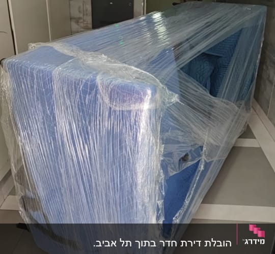 ספה עטופה בניילון למעבר דירה